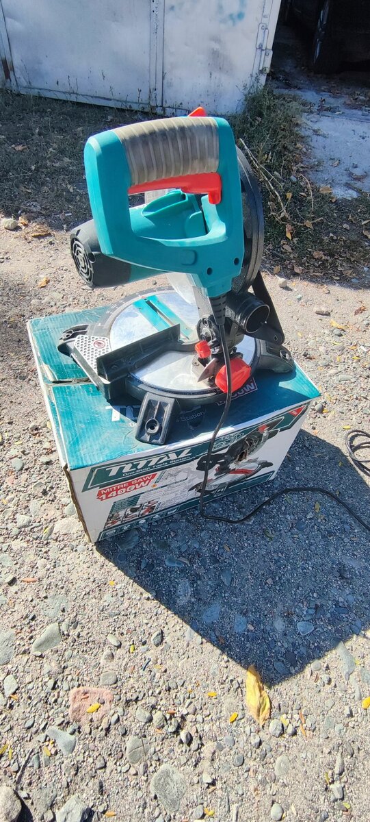 Углорез (торцовочная пила) TOTAL 1400W TS42142101