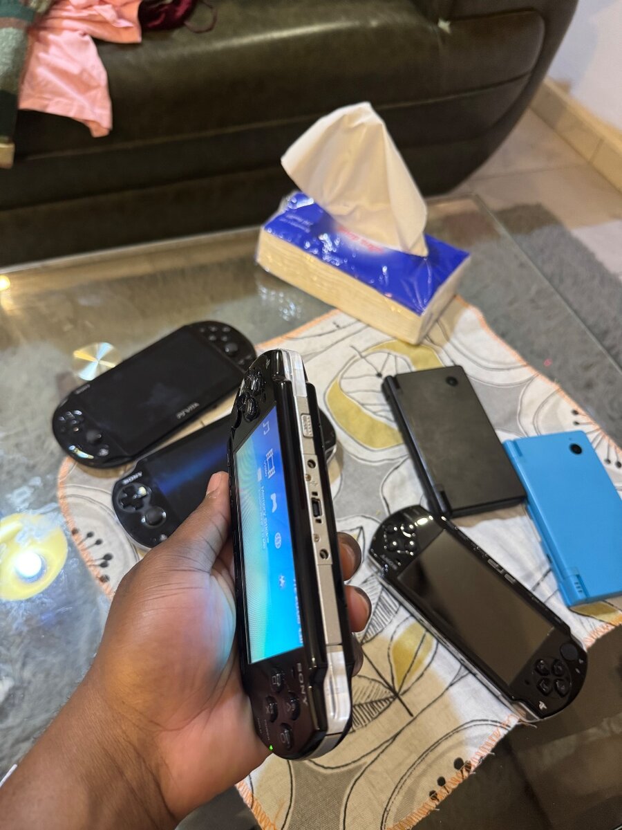 PSP SLIM AVEC 25 JEUX