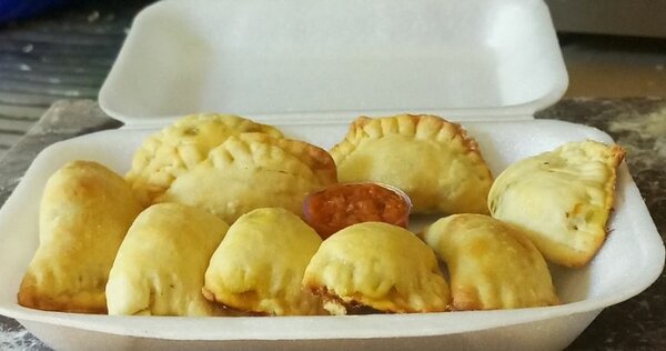 Mini pizzas et empanadas savoureuses