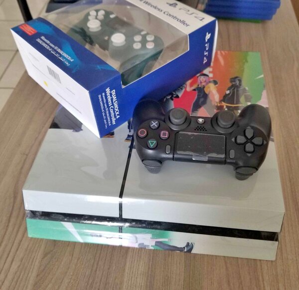 Console PS4 avec manette