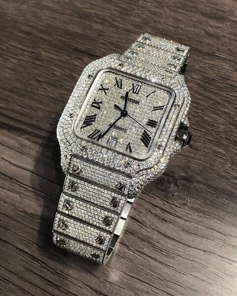 Montre de luxe incrustée