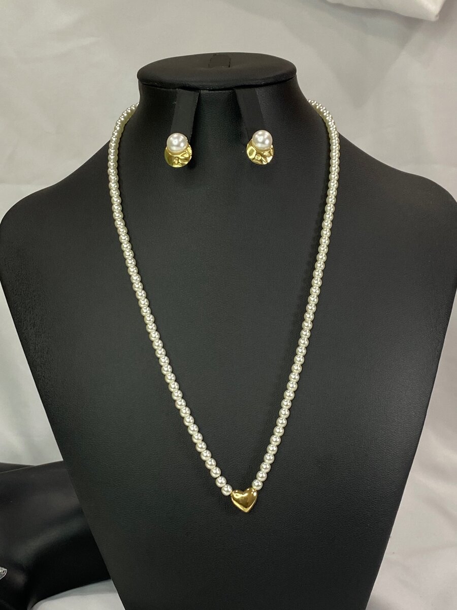 Collier avec perles blanches