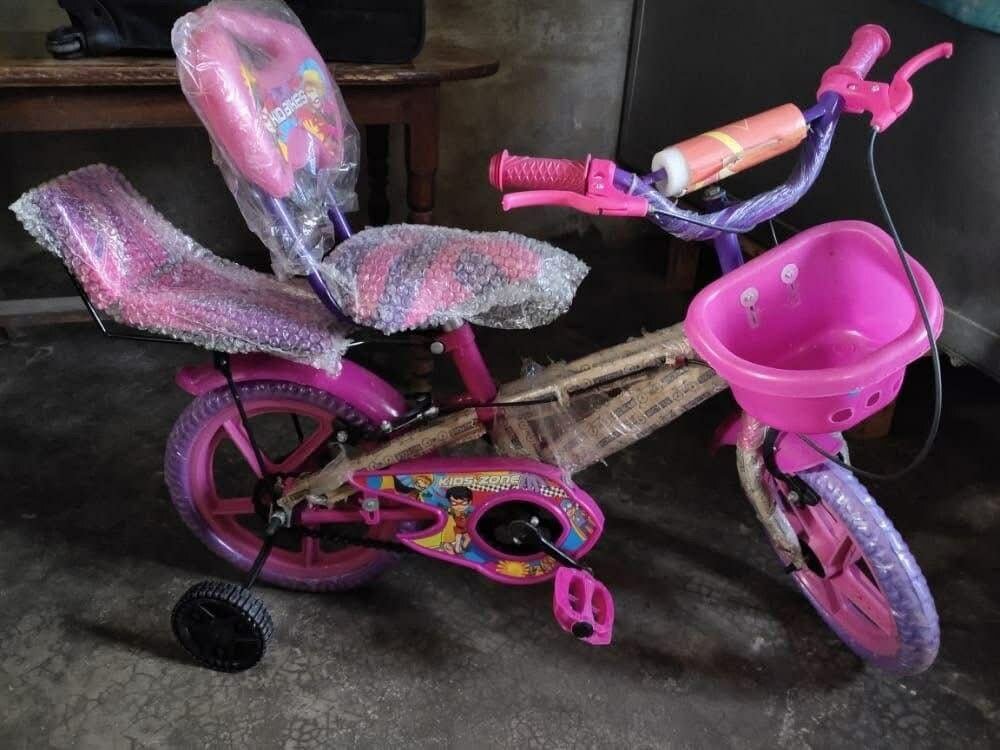 Vélo enfant rose avec paniers