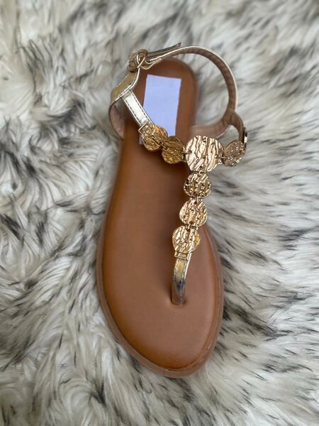 Sandales élégantes ornées dorées