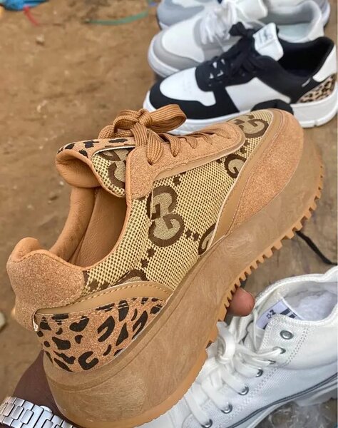 Chaussures compensées en cuir marron