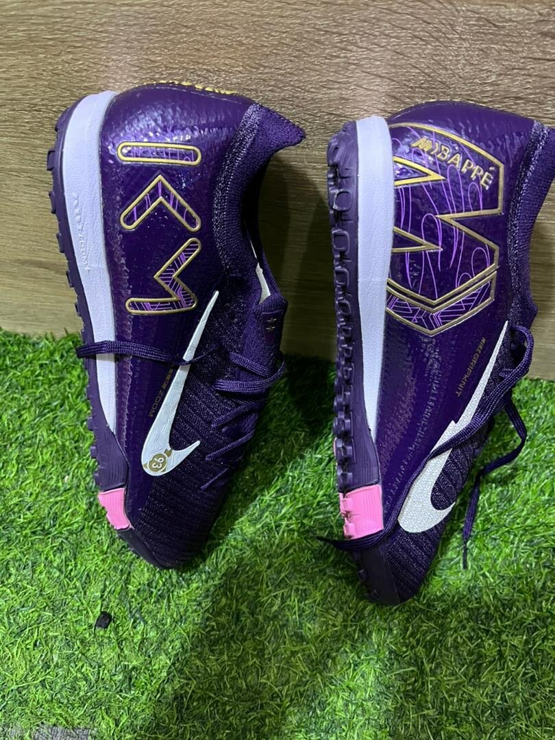 Chaussures de foot violettes