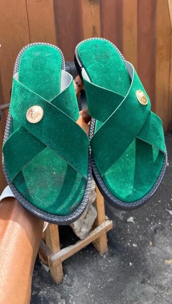 Leather crossed slipper