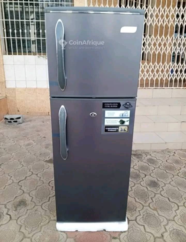 Réfrigérateur moderne avec distributeur