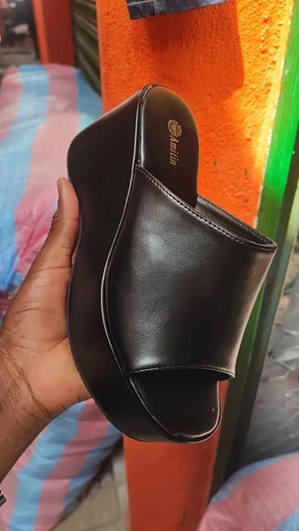 Sandales compensées noires élégantes