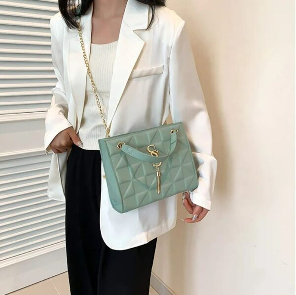 Sac à main élégant avec chaîne dorée