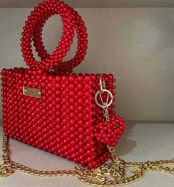 Sac à main perlé rouge élégant