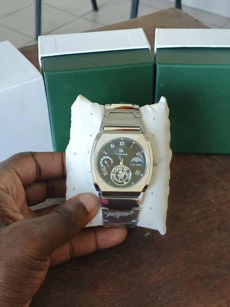 Montres élégantes en acier inoxydable