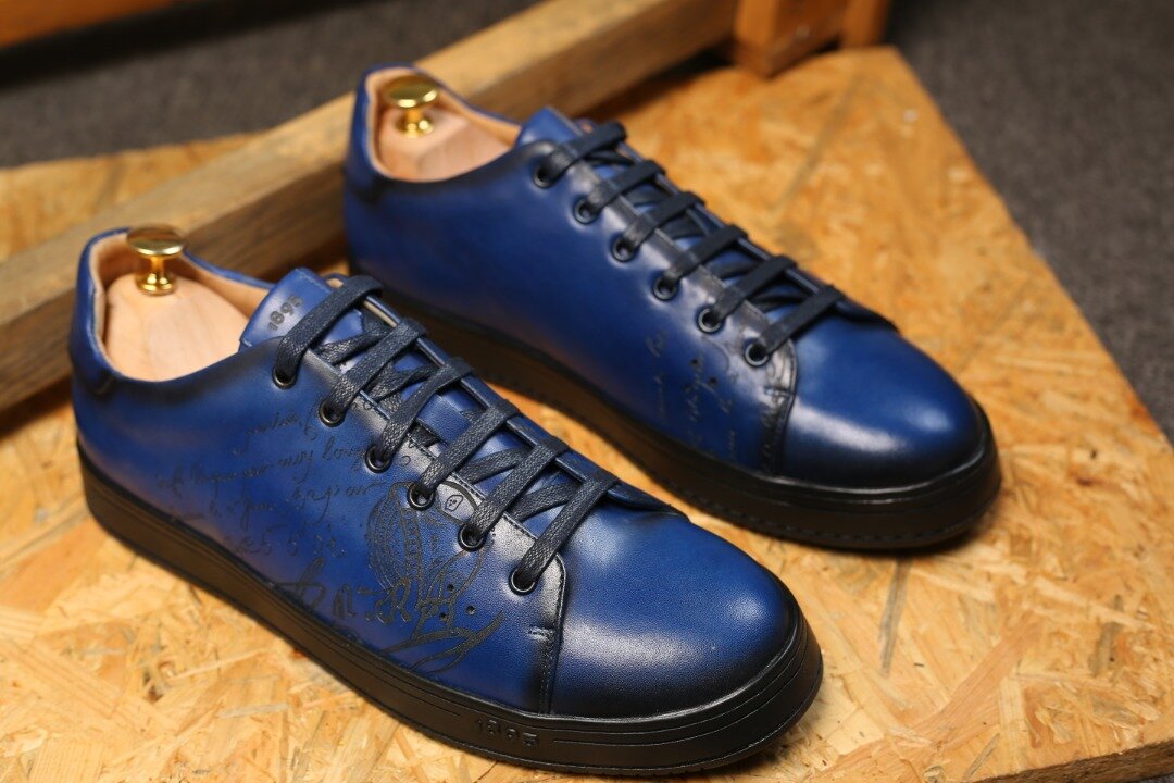 Sneakers en cuir gravé bleu et noir