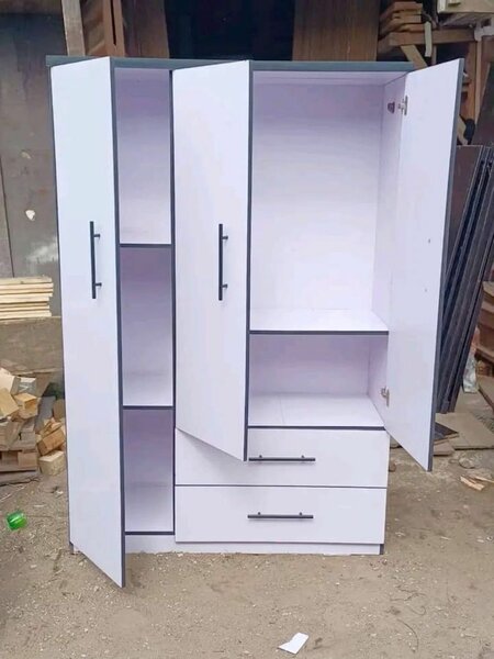 Armoire moderne avec étagères