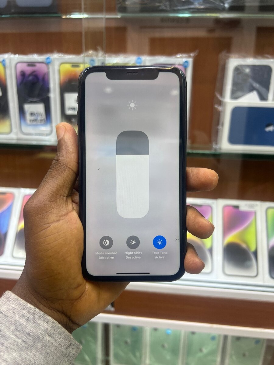 iPhone 11  avec 64 Go Noir