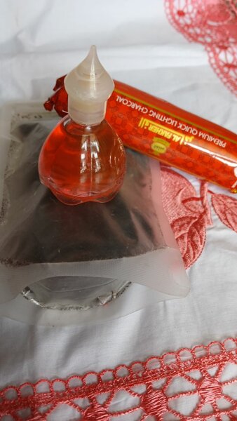 Encens, eau de Cologne,charbon