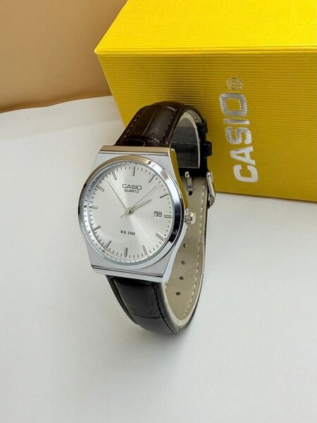 Montre Casio en simili cuir