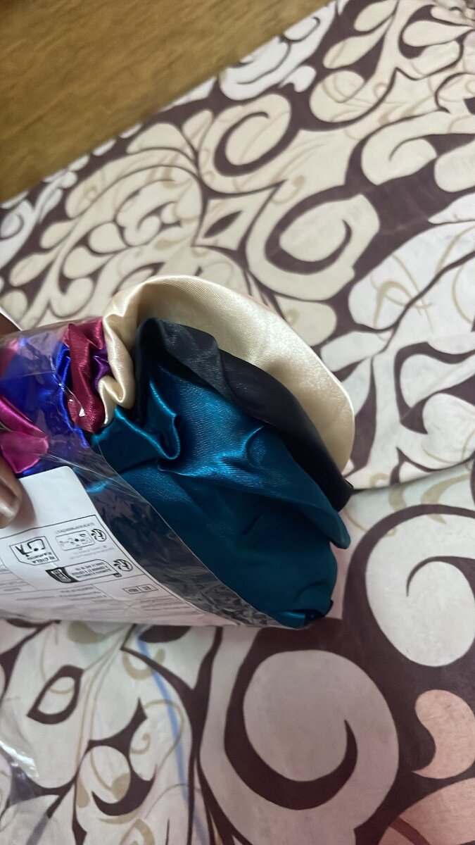 Bonnets en satin colorés