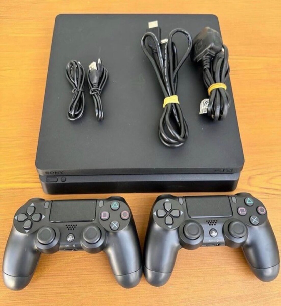 Console PS4 avec 2 Manettes