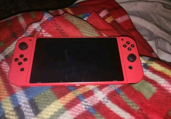 Nintendo Switch rouge compacte