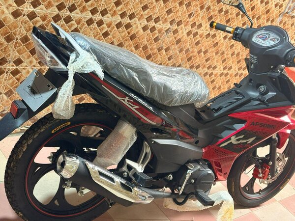 Moto sportive rouge X4