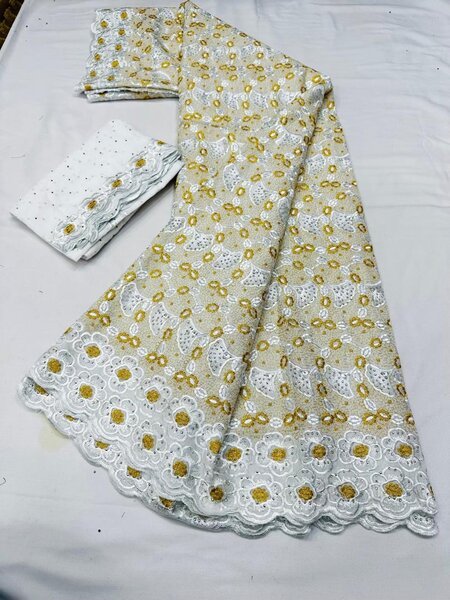 Tissu Dentelle Brodé Floral