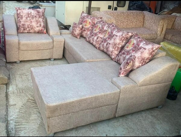 Canapé d'angle moderne avec coussins