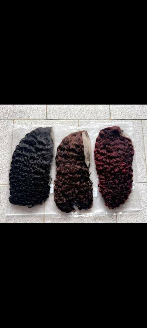 Perruques en dentelle bouclées