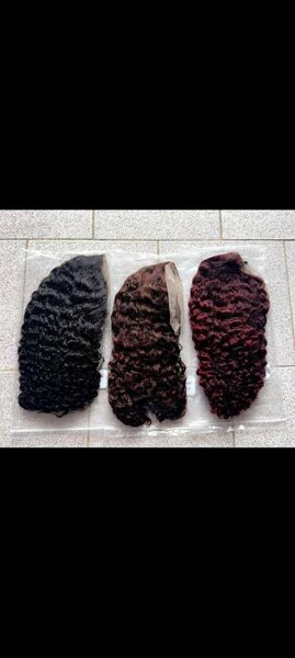 Perruques en dentelle bouclées