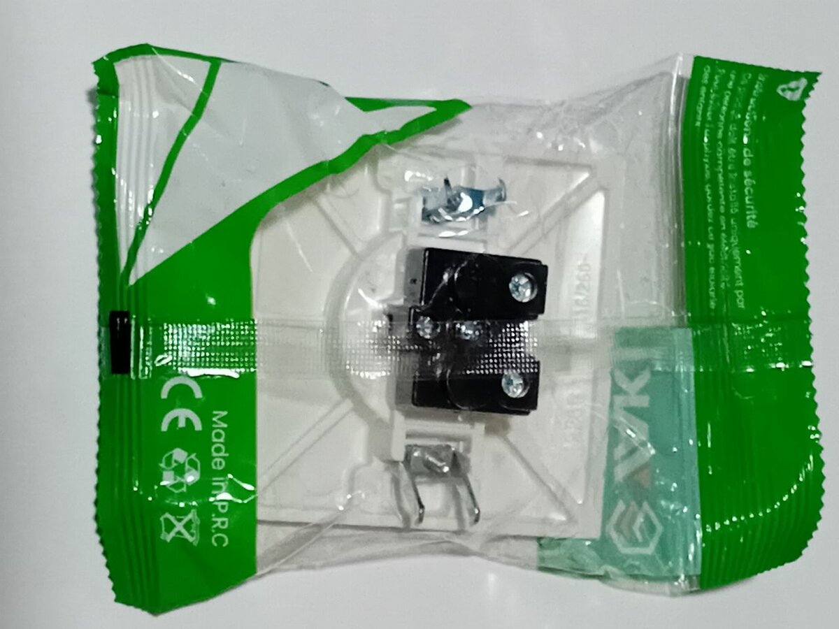 Prise murale électrique AKI