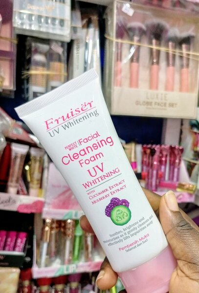 Fruisër UV Whitening facial cleansing foam