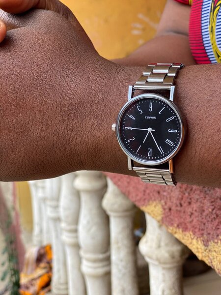 Montre élégante en acier inoxydable