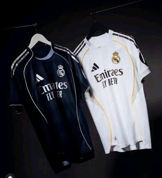 Maillots de Football Adidas et Puma