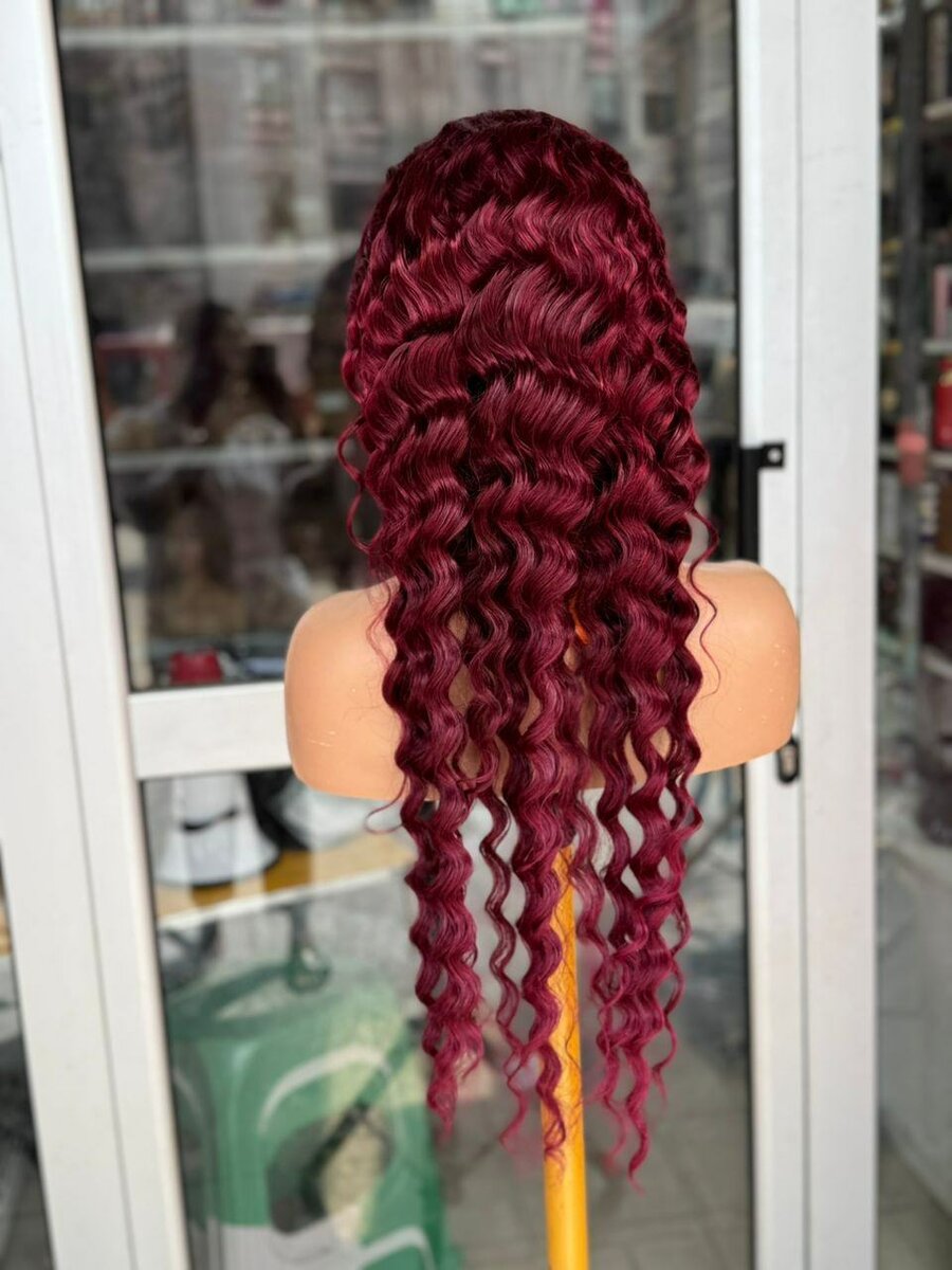 Perruque ondulée bordeaux