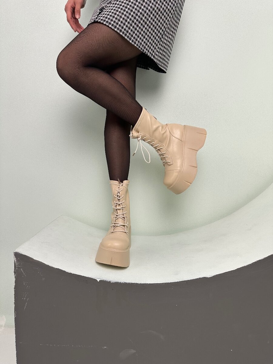 Бежевые ботинки на шнуровке