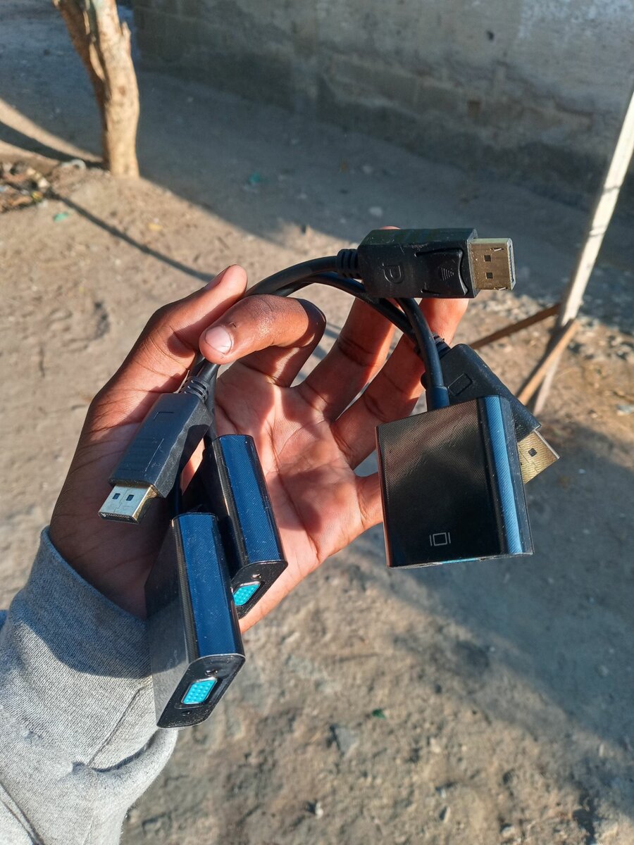 Display port to VGA adapter