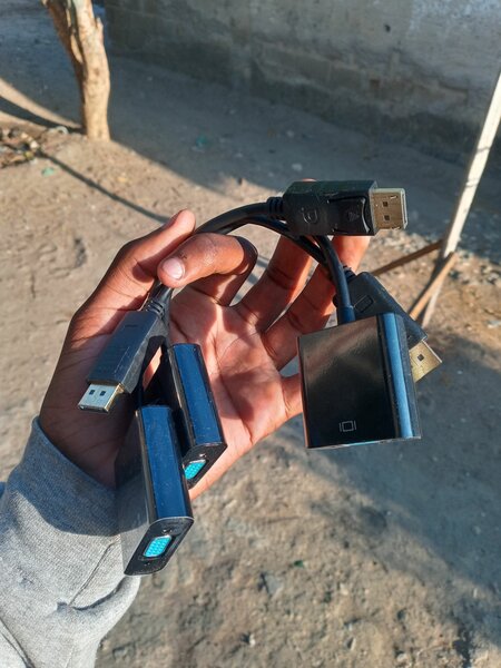 Display port to VGA adapter