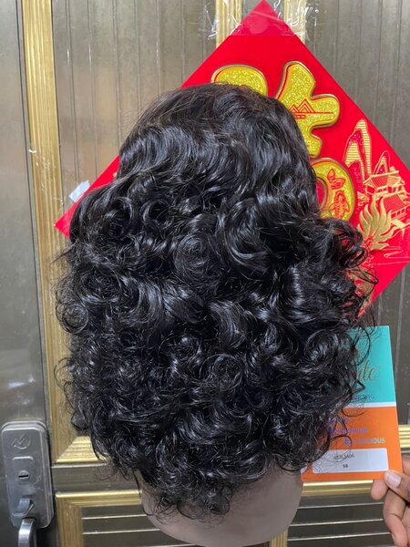 Perruque Bouclée Élégante