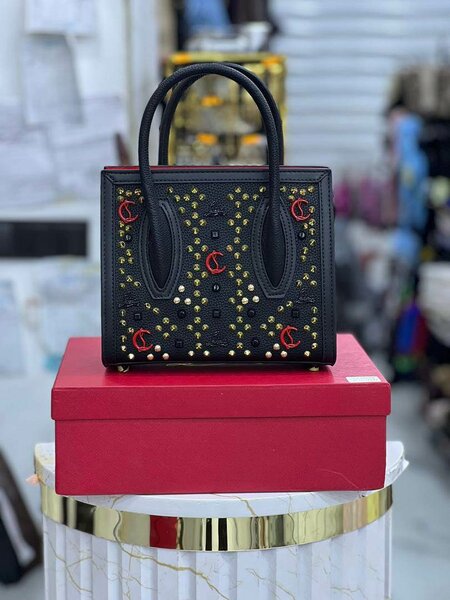 Sac à main clouté élégant