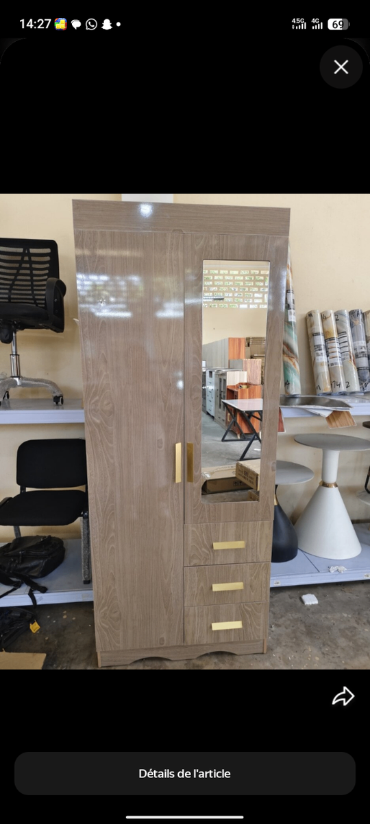 Armoire en bois avec miroir