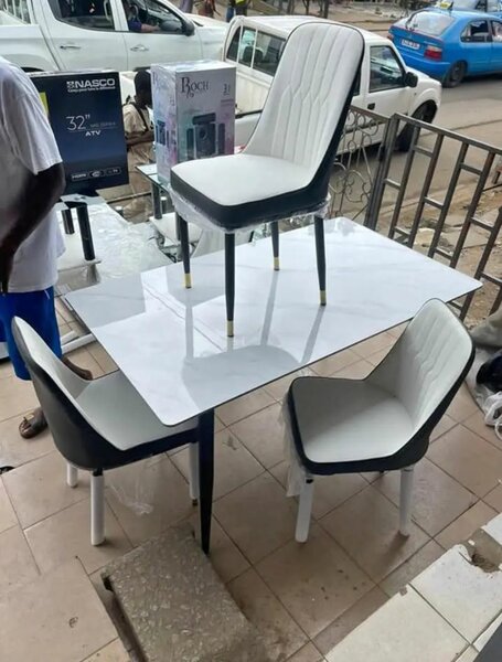 Table et chaises de salle à manger