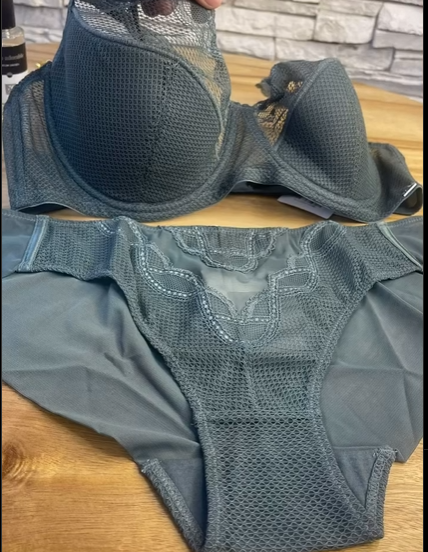 Этот красивый комплект нижнего белья выполнен из полупоролона