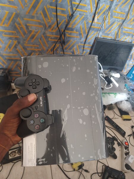 Ps3 ultra slim+2manettes