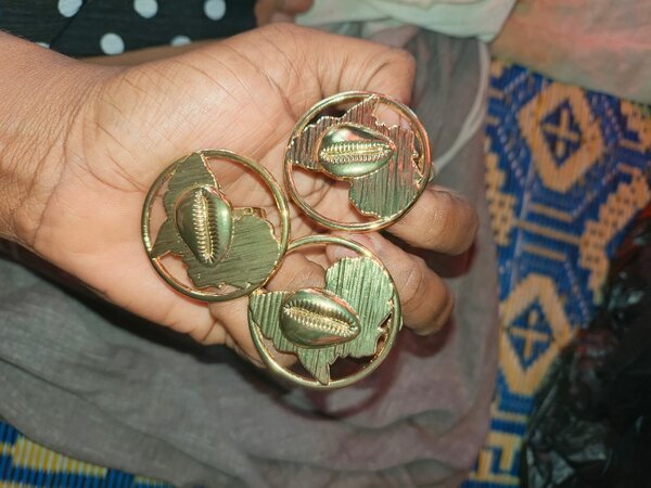 Boucles d'oreilles dorées coquillage