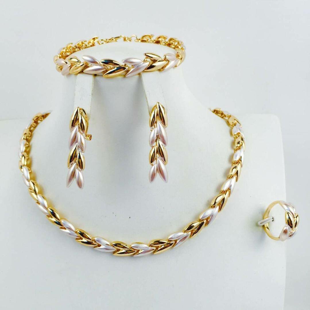 Ensemble de Collier boucles d'oreilles bague et bracelet