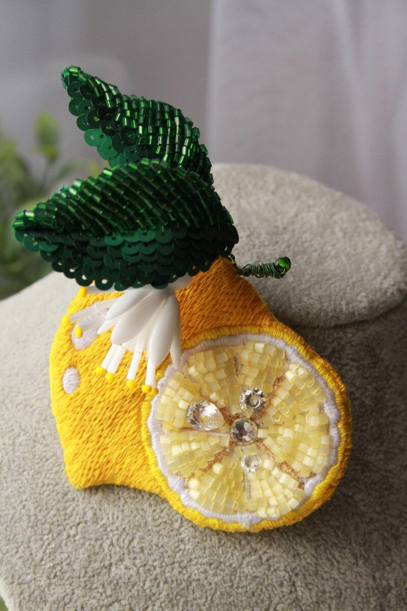 Брошь лимон