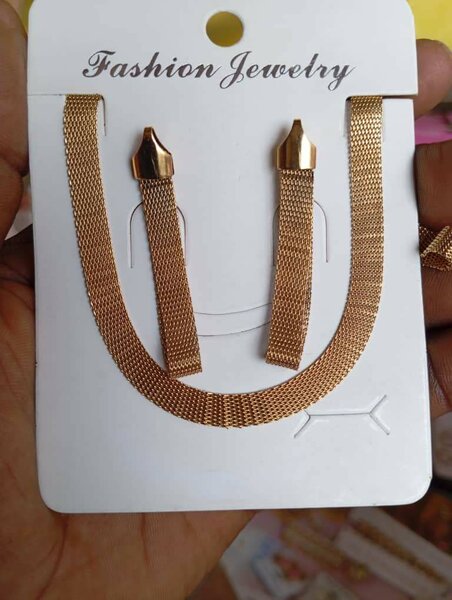 Set de collier et boucles dorés