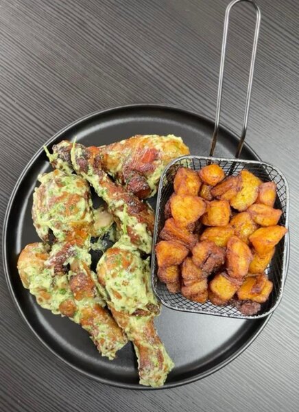 Poulet épicé et plantains