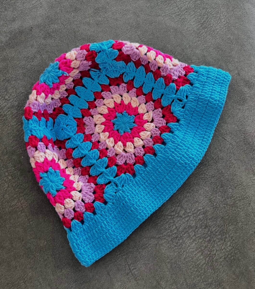 Bonnet crochet coloré vibrant