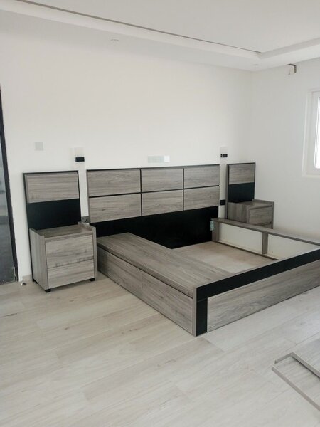 Lit moderne en bois gris